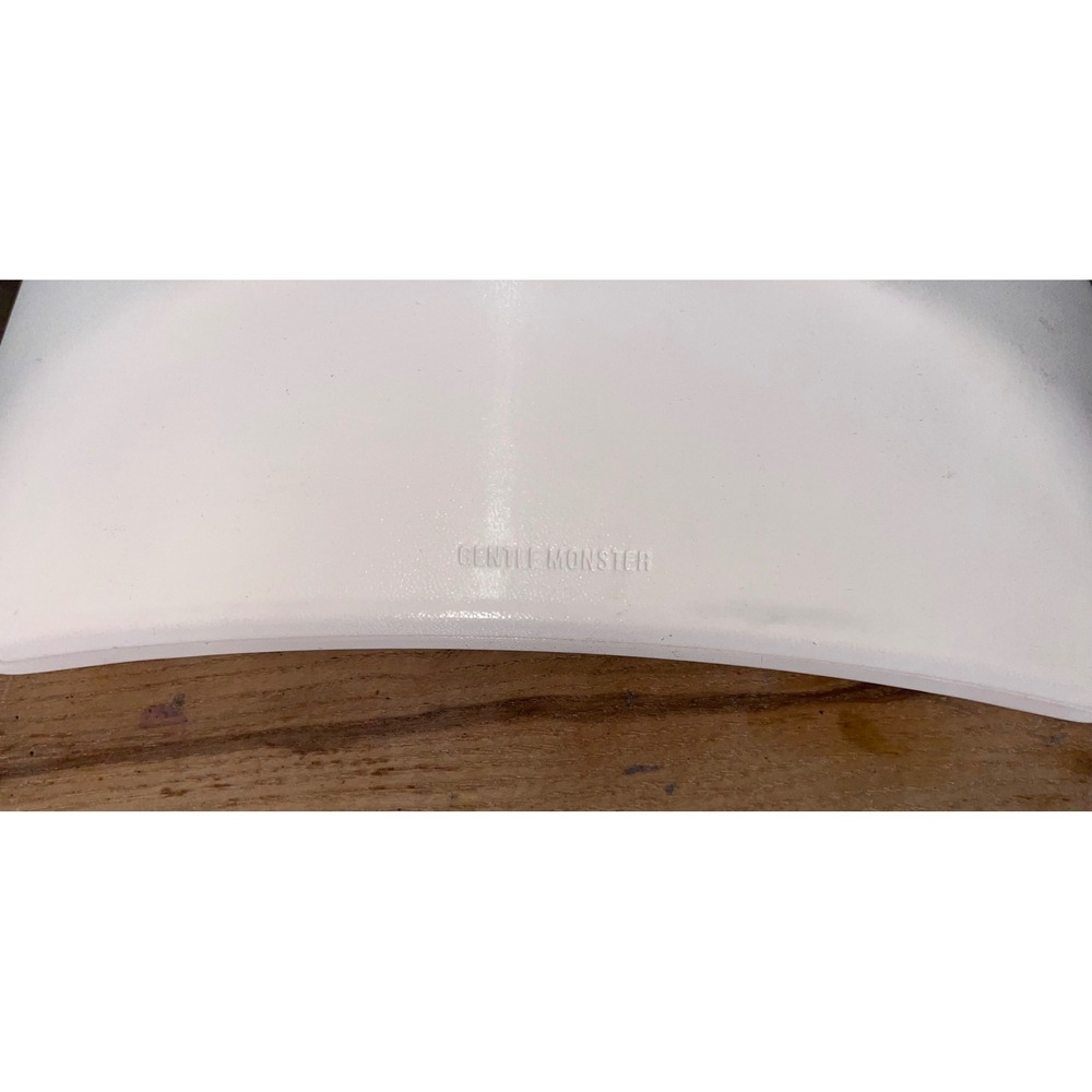 Gentle Monster White Hard Shell Sunglasses Case with Cleaning Cloth Minimalist - Picture 3 of 4